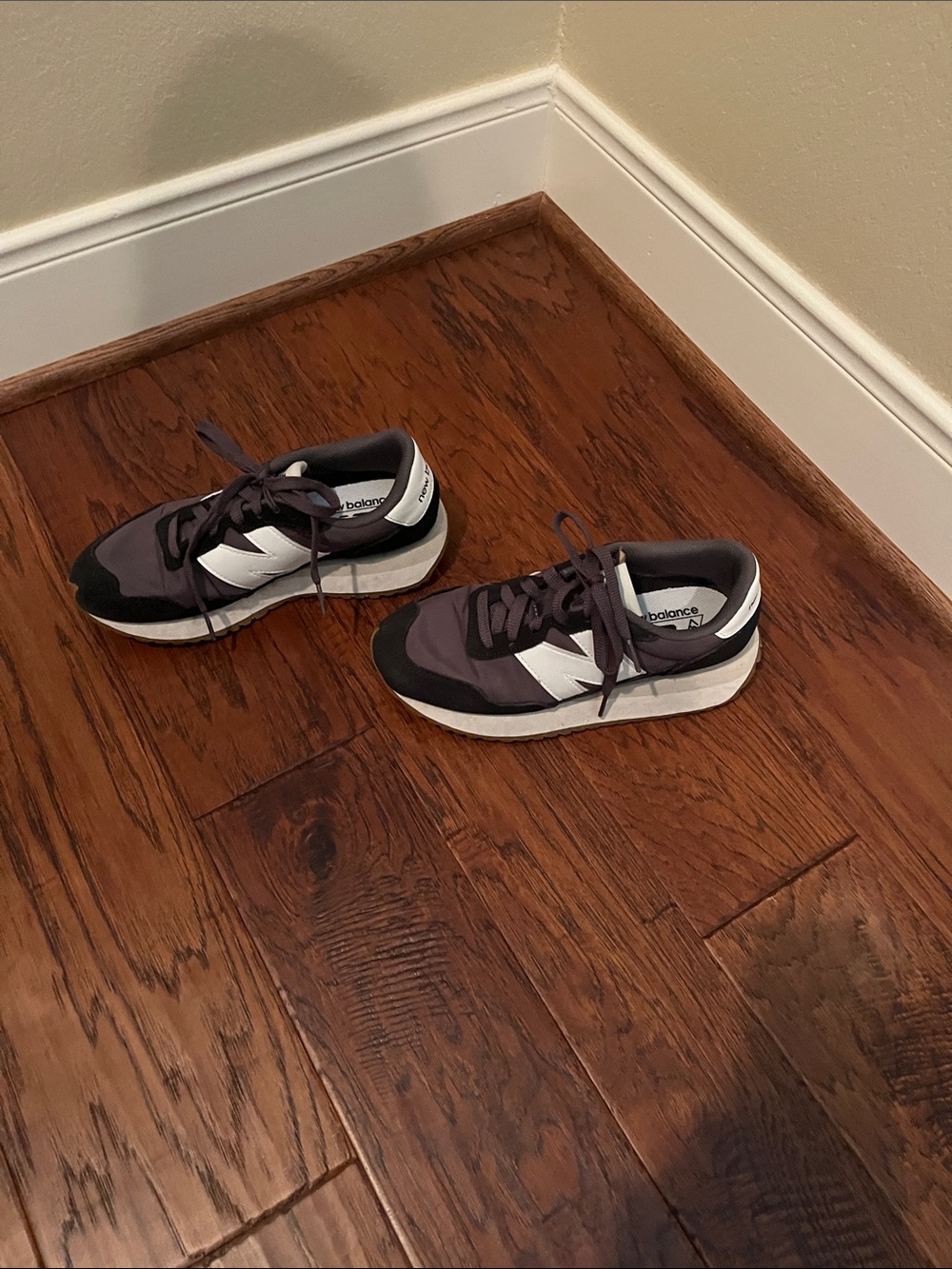 New Balance Women’s 237 Dark gray/blackish and White Retro Runner Sneakers - Picture 4 of 4